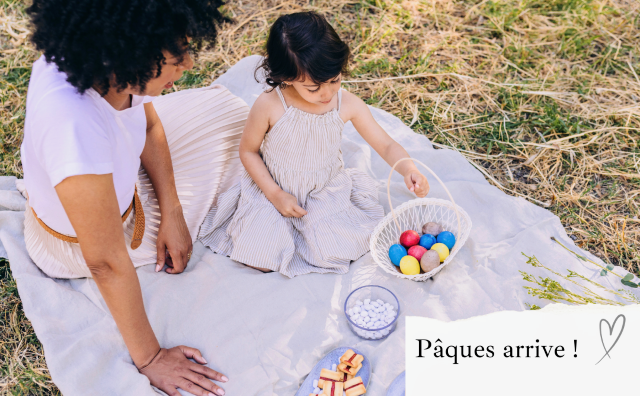 Famille avec enfants durant la fête de Pâques 
