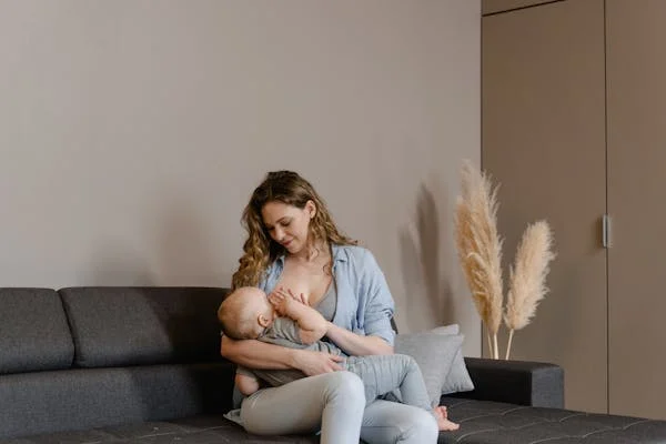 femme allaitant son enfant santé pour tous